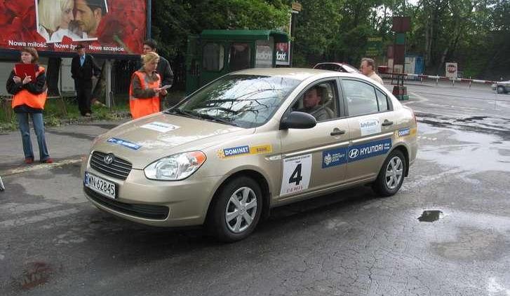 Dziennikarze &amp;#8211; rajdowcy pod stadionem X-lecia