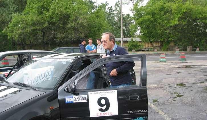 Dziennikarze &amp;#8211; rajdowcy pod stadionem X-lecia