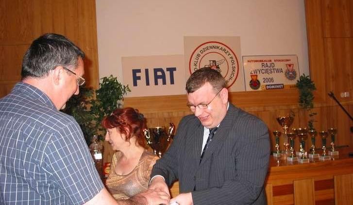 Dziennikarze &amp;#8211; rajdowcy pod stadionem X-lecia