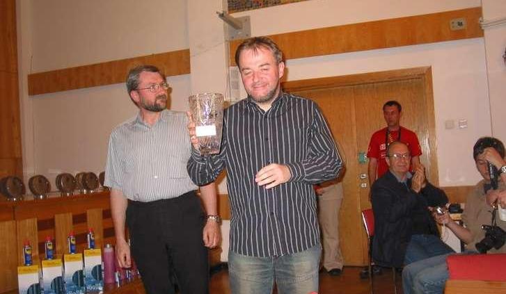 Dziennikarze &amp;#8211; rajdowcy pod stadionem X-lecia