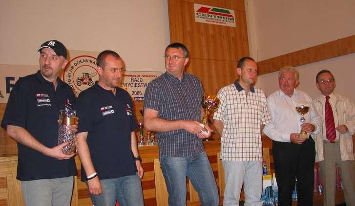 Dziennikarze &amp;#8211; rajdowcy pod stadionem X-lecia