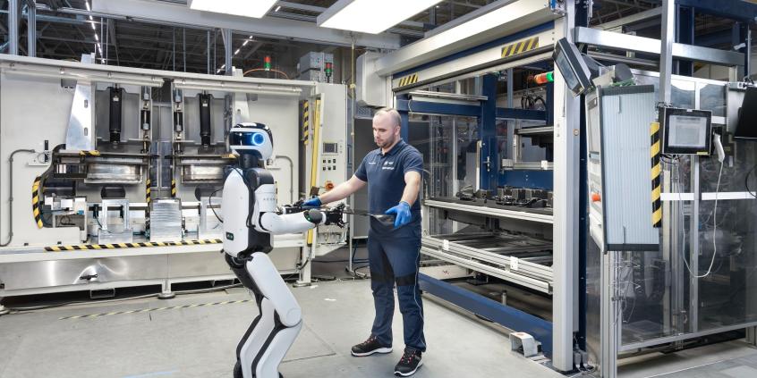 Nowy "pracownik" BMW ma koła zamiast nóg i nie zna zmęczenia. Robot AEON rusza do pracy w zakładzie w Lipsku