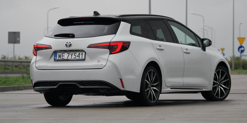 Toyota Corolla 2026: 1.8 Hybrid vs 2.0 Hybrid - czy dopłata do mocniejszego napędu zwraca się przy odsprzedaży?