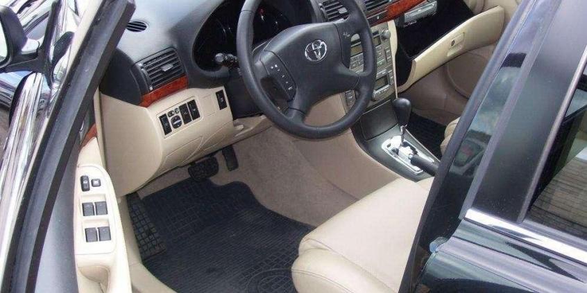 Bez emocji - Toyota Avensis (2003-2008)