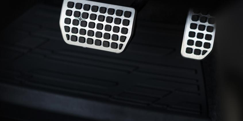 Jak hamować silnikiem? Czy można to robić w nowoczesnych samochodach? Poradnik