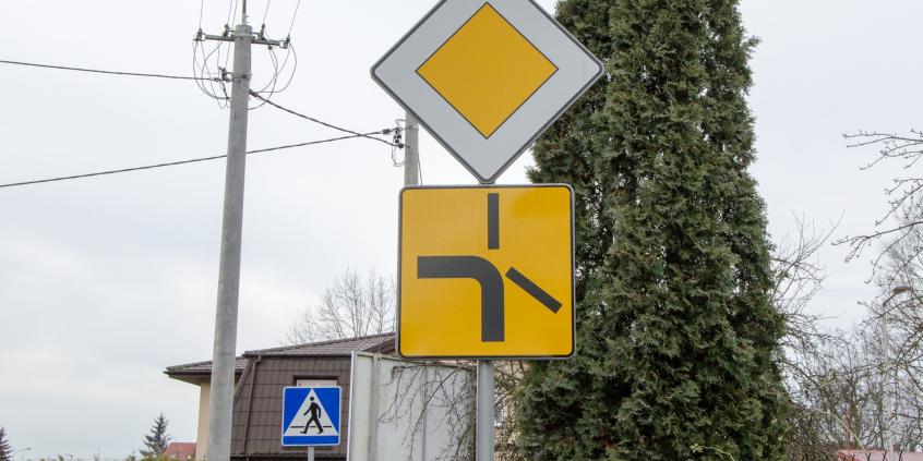 Kierunkowskaz na skrzyżowaniu z tzw. pierwszeństwem łamanym. Poradnik