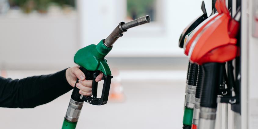 Rząd chce ograniczyć ceny paliw. Na stole limit cen i nowy podatek