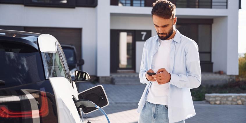 Rozliczenie ładowania samochodu służbowego w domu – jak odzyskać pieniądze od pracodawcy