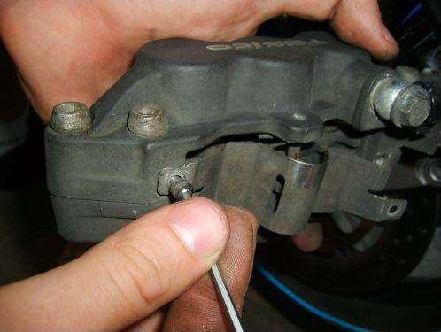 Wymiana klocków hamulcowych (na przykładzie Hayabusy)