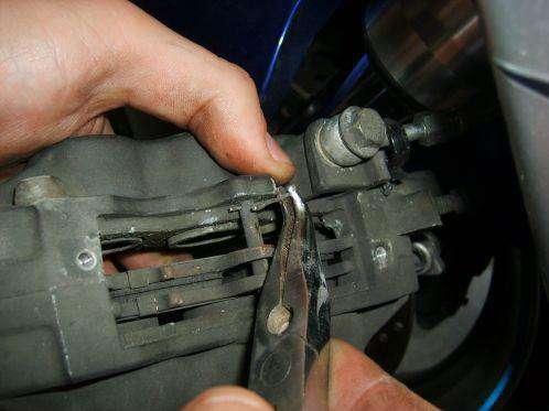 Wymiana klocków hamulcowych (na przykładzie Hayabusy)