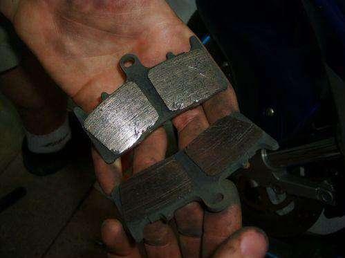 Wymiana klocków hamulcowych (na przykładzie Hayabusy)