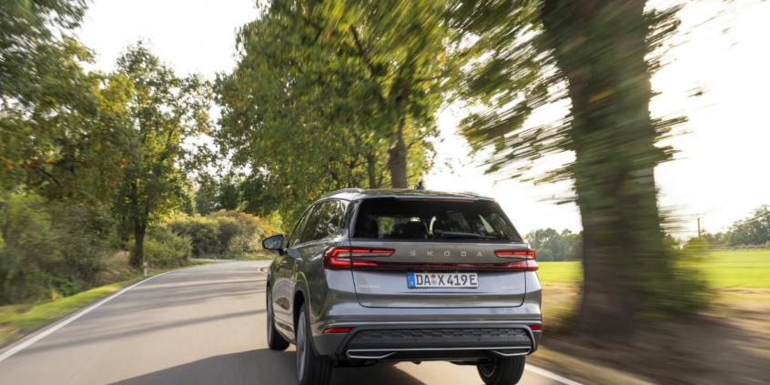 Nowa Skoda Kodiaq jest mocniejsza od RS. Ma 272 KM i jeździ na prądzie ponad 100 km
