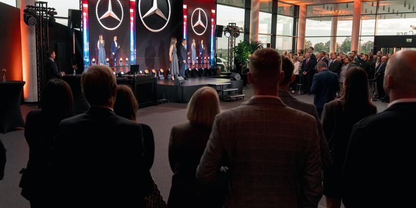 Przyszłość motoryzacji w zasięgu ręki – najnowocześniejszy salon Duda-Cars pod Lesznem już otwarty! 