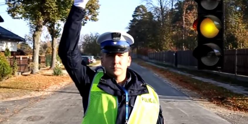 A czy wiesz, jak się zachować, gdy policjant kieruje ruchem drogowym? [video]