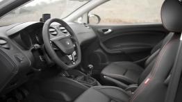 Seat Ibiza FR TDI - widok ogólny wnętrza z przodu