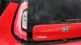 Kia Soul II (2014) GDi - lewy tylny reflektor - włączony