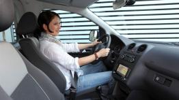 Volkswagen Caddy Trendline - widok ogólny wnętrza z przodu