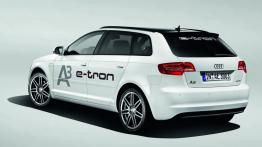 Audi A3 e-tron Study - tył - reflektory włączone