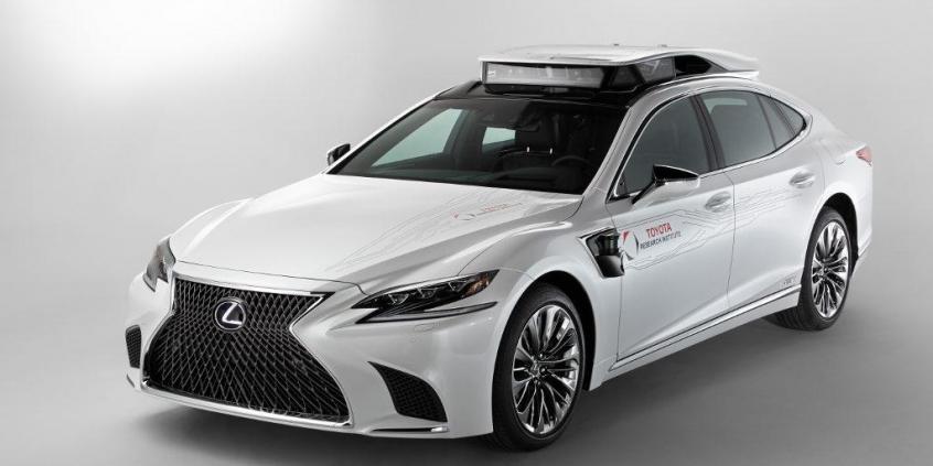 Niby Lexus, a jednak Toyota. I potrafi sama jeździć