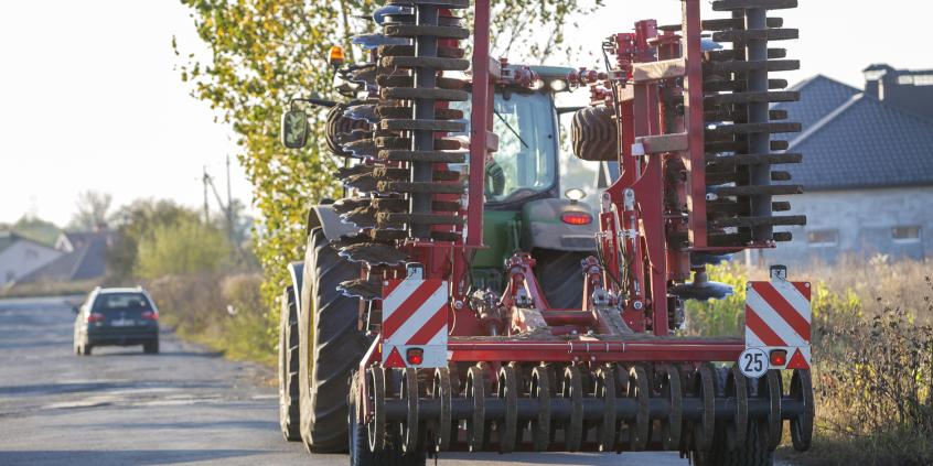 Traktor jedzie 40 km/h i blokuje drogę. Czy na linii ciągłej wolno go wyprzedzić?