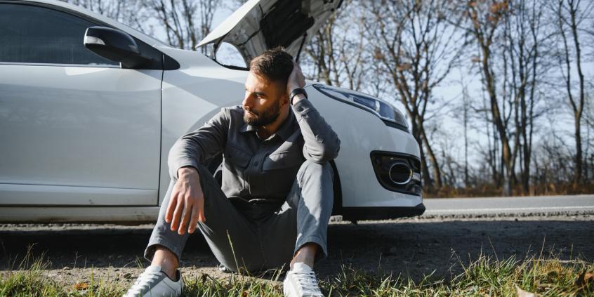 Ta drobna usterka najczęściej psuje wakacyjne wyjazdy. Na autostradzie unieruchamia auto na wiele godzin