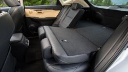 Lexus NX 200t (2015) w Seattle - tylna kanapa złożona, widok z boku