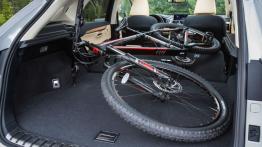 Lexus NX 200t (2015) w Seattle - tylna kanapa złożona, widok z bagażnika