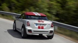 Mini Coupe - tył - reflektory włączone