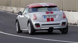 Mini Coupe - tył - reflektory włączone