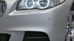 BMW M550d xDrive - lewy przedni reflektor - włączony