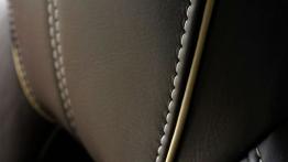 Aston Martin DB9 Facelifting Coupe - zagłówek na fotelu kierowcy, widok z przodu