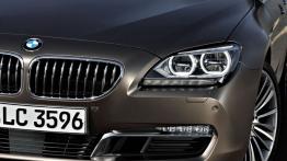 BMW serii 6 Gran Coupe - lewy przedni reflektor - włączony