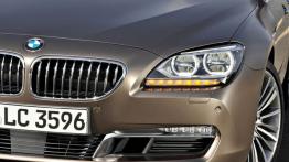 BMW serii 6 Gran Coupe - lewy przedni reflektor - włączony