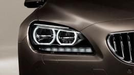 BMW serii 6 Gran Coupe - prawy przedni reflektor - włączony