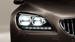 BMW serii 6 Gran Coupe - prawy przedni reflektor - włączony