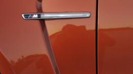 BMW Seria 1 M Coupe - emblemat boczny