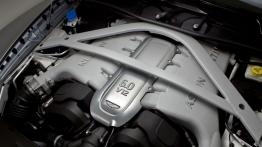 Aston Martin DB9 Facelifting Coupe - maska otwarta