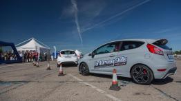 Blisko 2000 młodych kierowców przejdzie w Polsce bezpłatne szkolenia Ford Driving Skills for Life