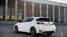 Odświeżony Lexus CT 200h zadebiutuje w Genewie