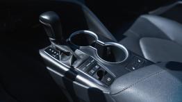 Toyota Camry XV70 Hybrid Executive - tunel ¶rodkowy miêdzy fotelami