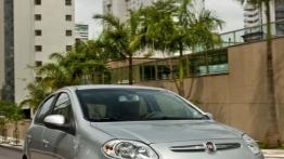 Fiat Palio 1.6 Essence - widok z przodu
