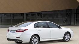 Renault Latitude - tył - reflektory wyłączone