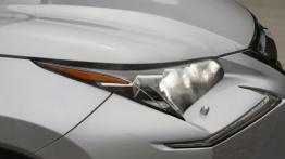 Lexus NX 200t (2015) w Seattle - prawy przedni reflektor - włączony