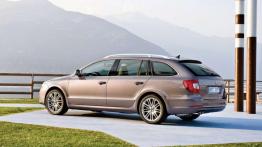 Świat wielkich kombi - nowa Skoda Superb czy używany Mercedes klasy E?