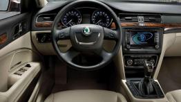 Świat wielkich kombi - nowa Skoda Superb czy używany Mercedes klasy E?