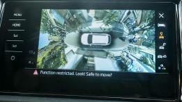 Cofanie i parkowanie z zamkniętymi oczami – systemy wspomagania parkowania w Skodzie