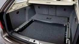 Świat wielkich kombi - nowa Skoda Superb czy używany Mercedes klasy E?