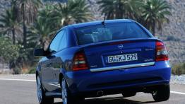 Opel Astra Coupe - widok z tyłu