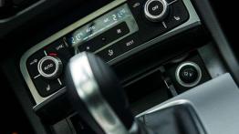 Volkswagen Touareg 3.0 V6 TDI 262 KM - nomad w mieście