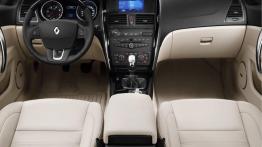 Renault Latitude - pełny panel przedni